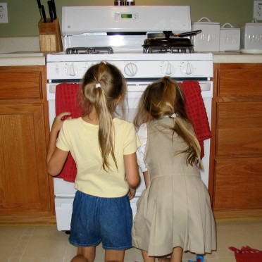 03 - The girls waiting for the pizza to bake
